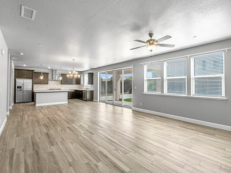 1683 N Ryan Ave — Photo 36