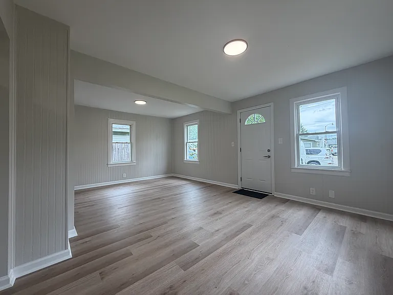 2537 Broadway St — Photo 3