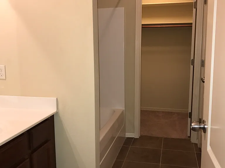 1002 Oak Crossing Dr #1002 — Photo 7