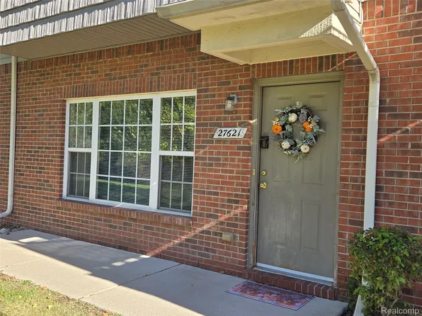 27621 Hidden Oaks Dr, Brownstown, MI 48183