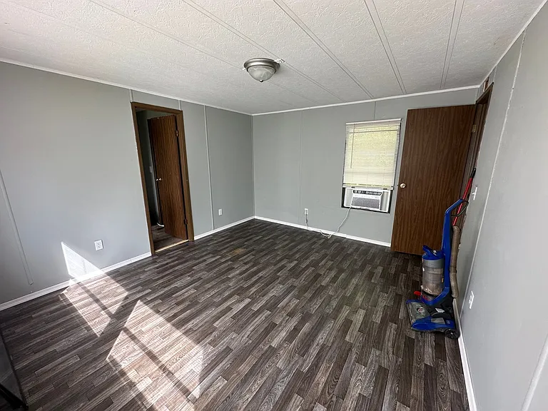 155 Valentine Dr — Photo 2