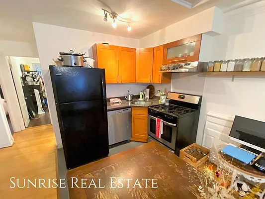 Rented by Sunrise Real Estate | media 10