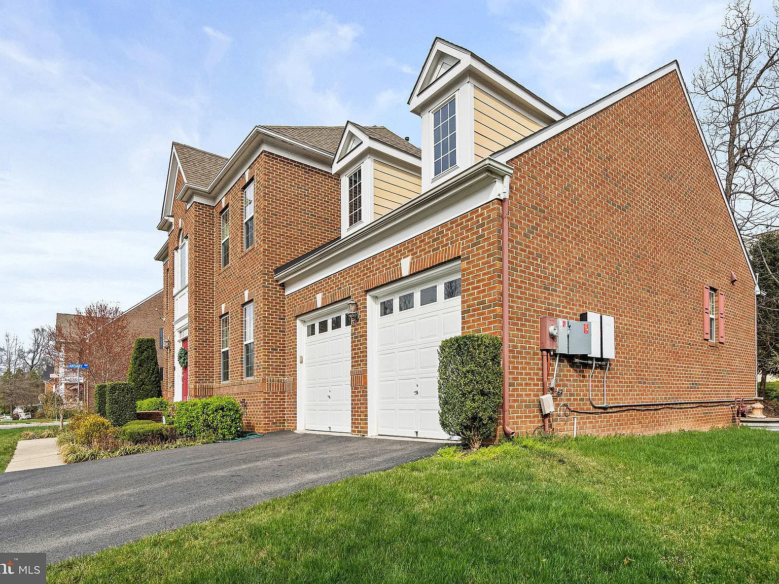 5 bed, 4.5 bath, 5502 sqft, $5,700 — Photo 3