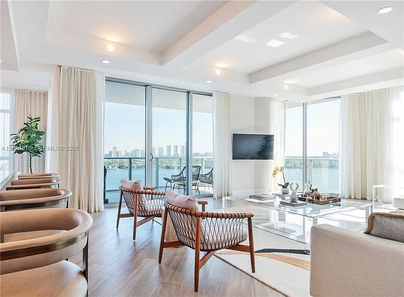 3 bed, 3.5 bath, $9,000 — Photo 3