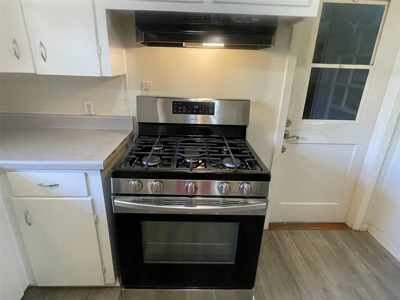 3 bed, 2.0 bath, 1421 sqft, $1,985 — Photo 3