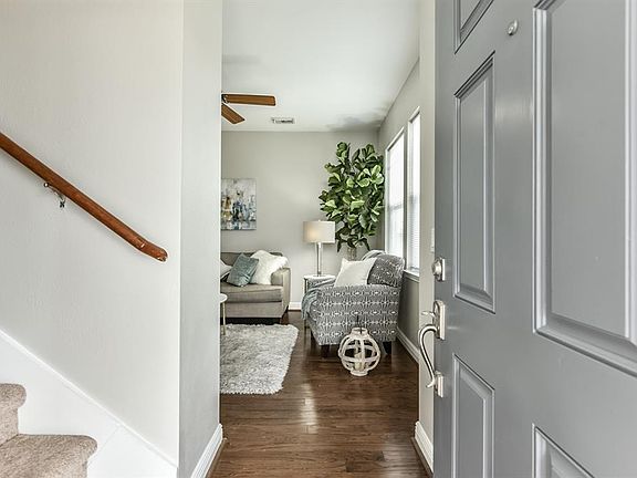 2nd image of 4415 S Live Oaks Cir