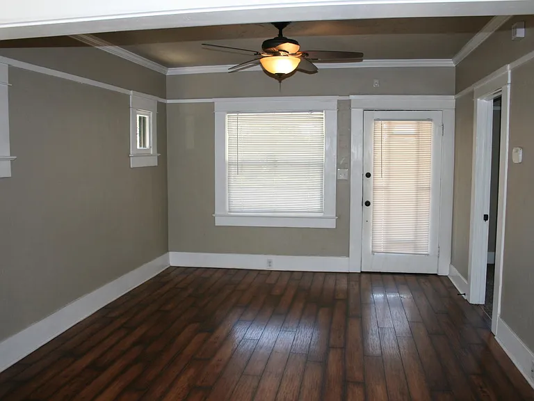 306 Hackberry Ave — Photo 3