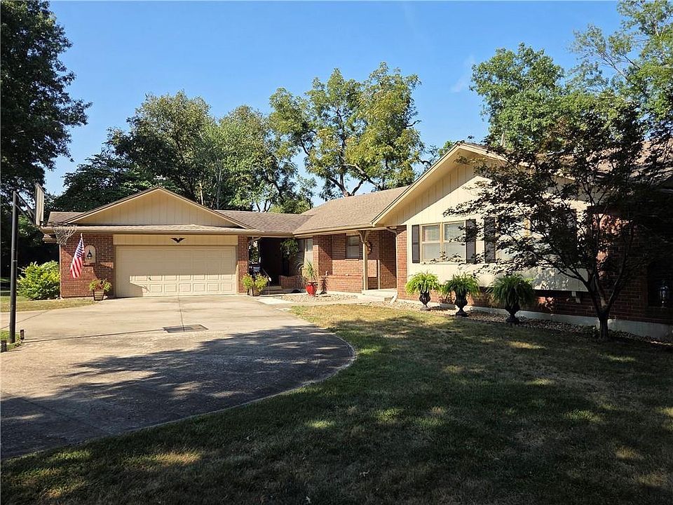 1st image of 900 Holly Ave