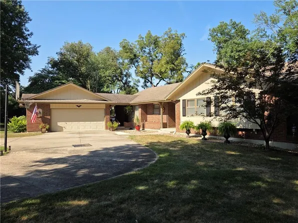 900 Holly Ave, Harrisonville, MO 64701