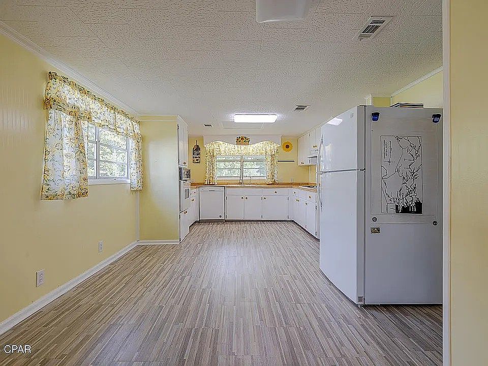 Kitchen/Kitchenette Area