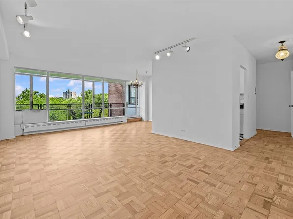 2727 Palisade Avenue image 5 of 22