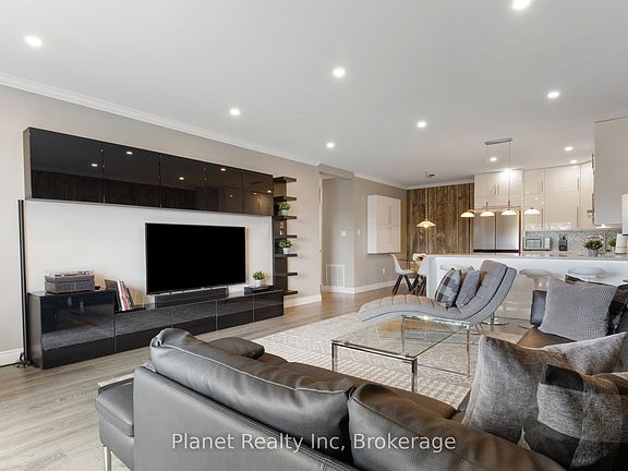 4th image of 60 Wyndham St S #507
