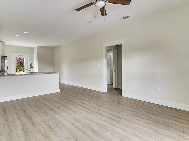 1002 W Hernandez St #A — Photo 5
