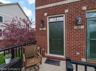 601 Village Ln, Milford, MI 48381