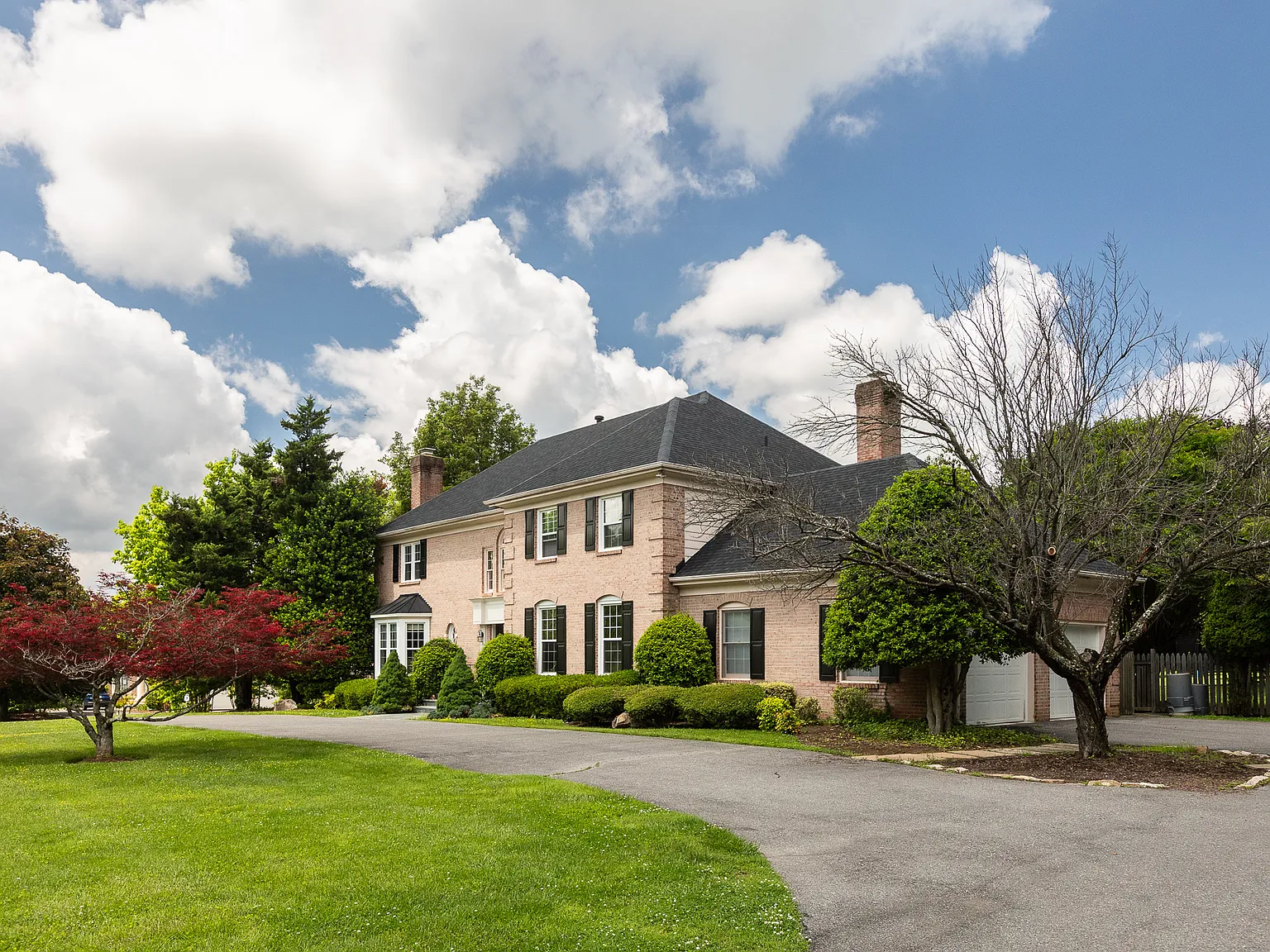 4 bed, 4.5 bath, 5513 sqft, $8,500 — Photo 1