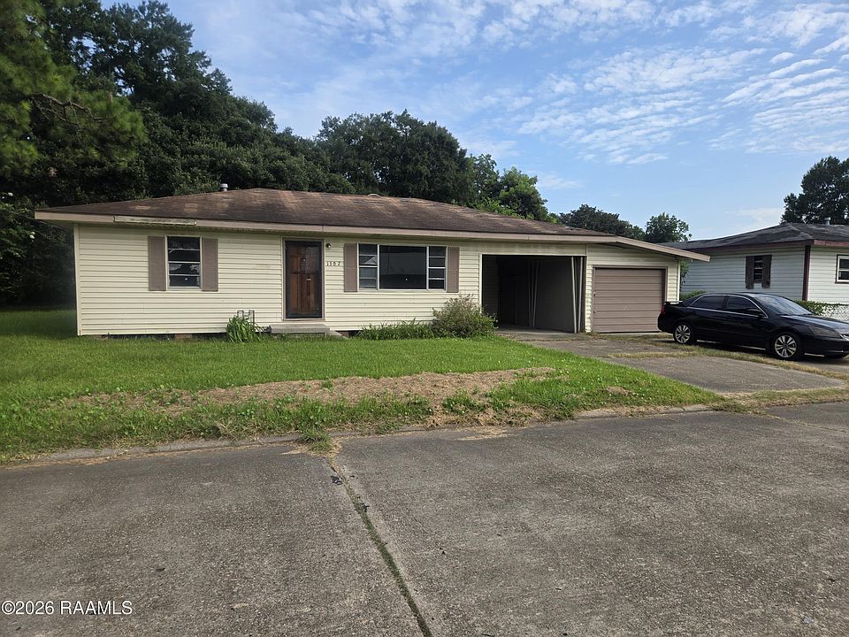 1st image of 1302 Versailles Cres