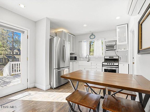 4th image of 225 Cory Ave