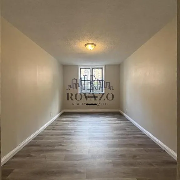 25-26 Van Velsor Pl #1G — Photo 3