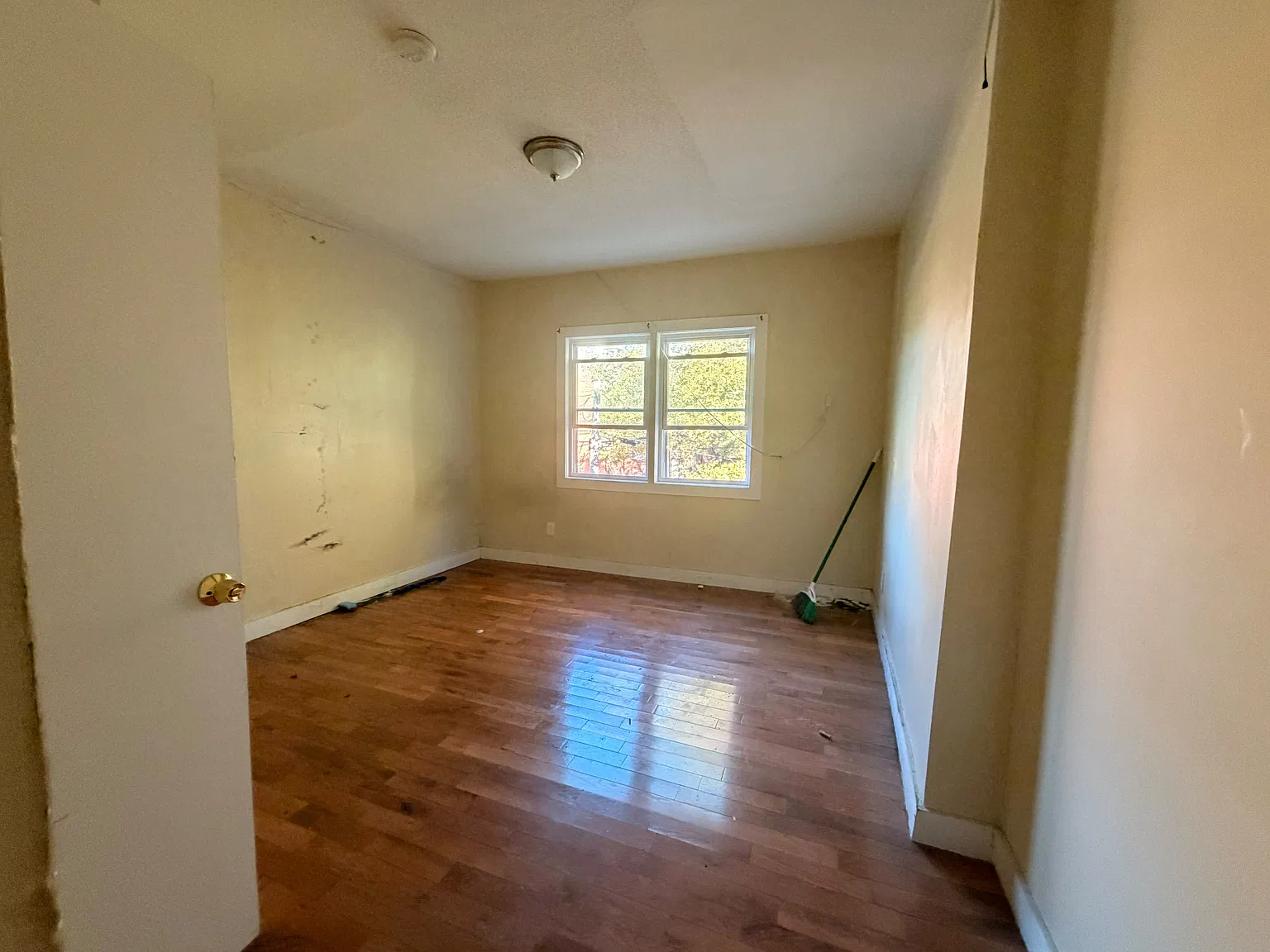 564 Howard Ave — Photo 3