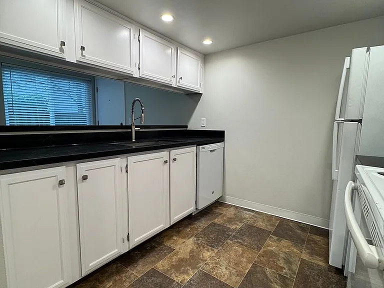 Hudson Square Apartments — Photo 3
