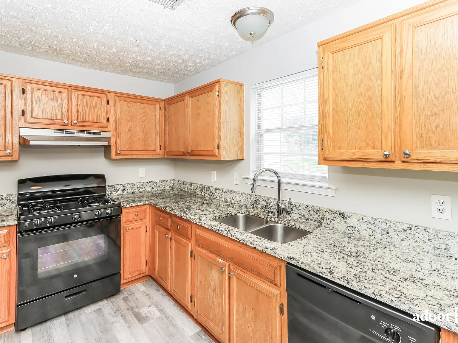 3 bed, 2.0 bath, 1288 sqft, $1,745 — Photo 2