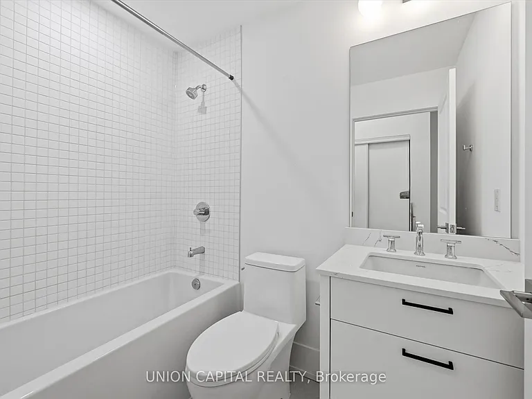 206 King St W #406 — Photo 6