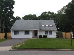 15 Folsom Ln, Coram, NY 11727