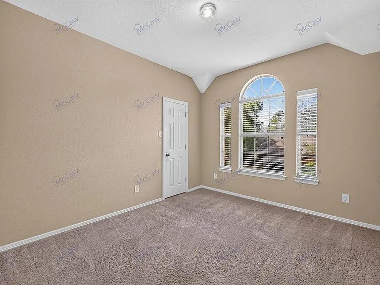 504 Coventry Dr — Photo 13