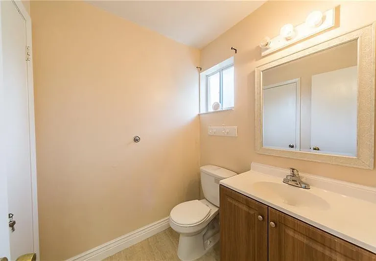 1343 Hampton Blvd — Photo 5