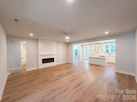 5th image of 8807 Crestwood Dr