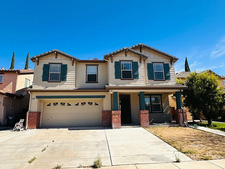 2403 Clemente Ln — Photo 1