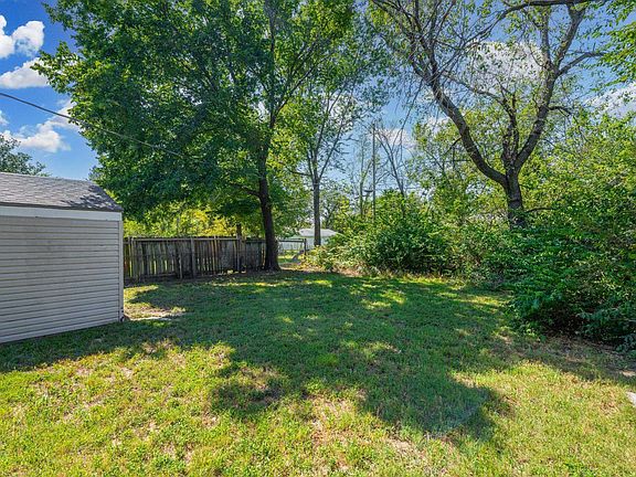 29th image of 739 N Mount Carmel Ave