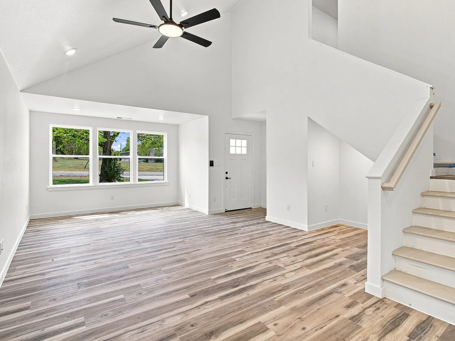 5 bed, 2100 sqft, $1,879 — Photo 2