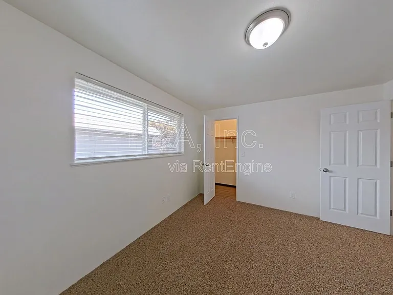 140 NE Conifer Blvd #8 — Photo 8
