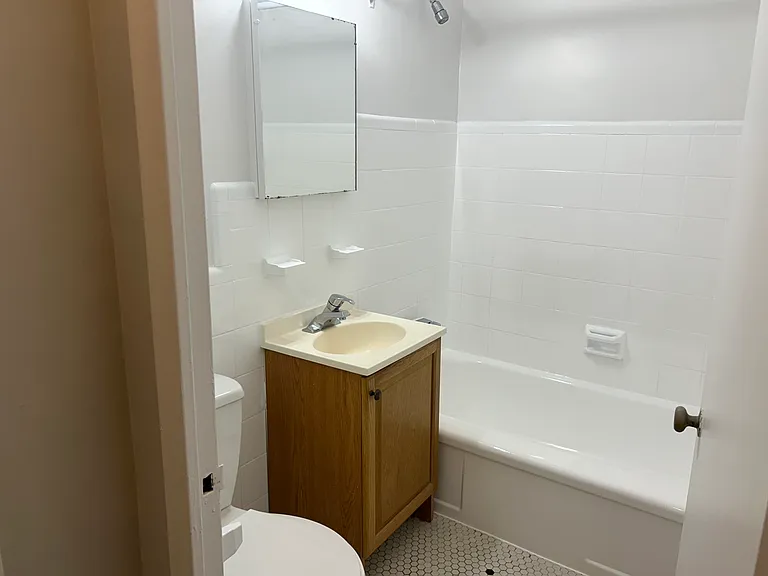 1299 Bayview Ave #18 — Photo 5