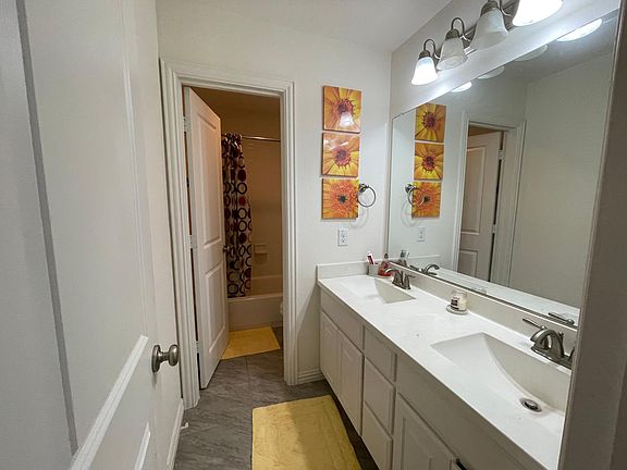 5th image of 2404 Balmoral Dr