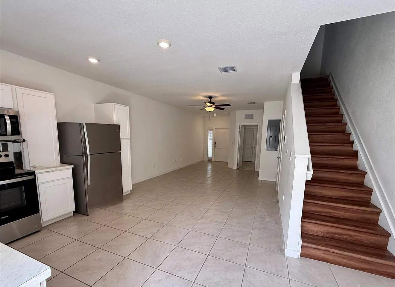 3 bed, 1376 sqft, $2,253 — Photo 4