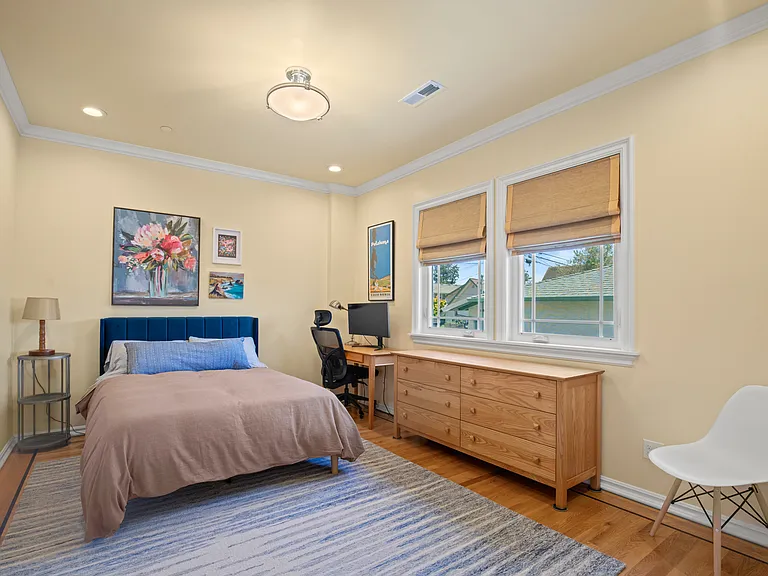 511 Baker St — Photo 11
