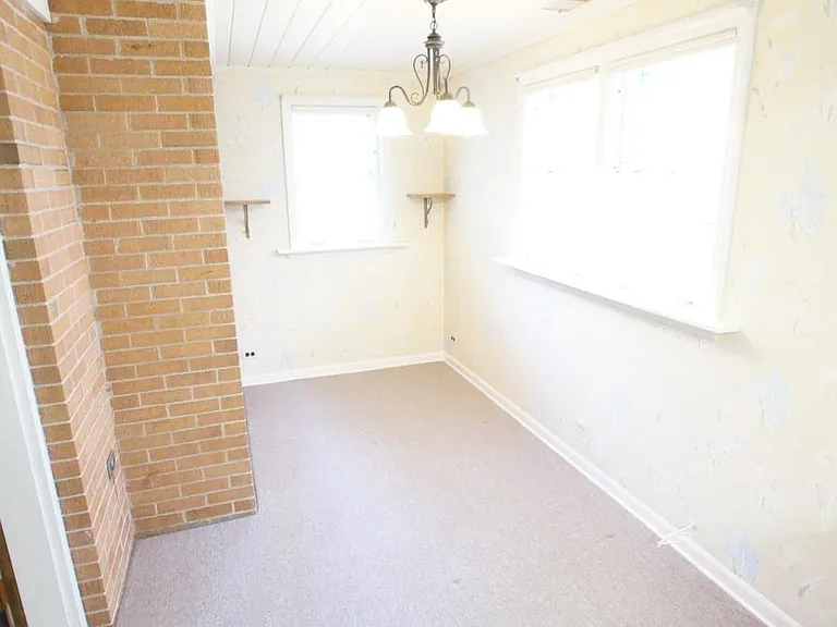 1229 Middlebury Ln — Photo 11
