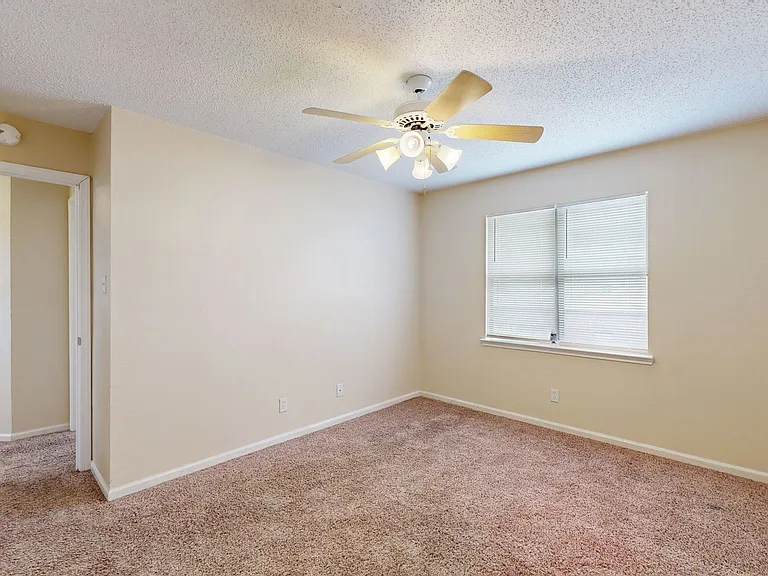2211 Hilltop Loop — Photo 17