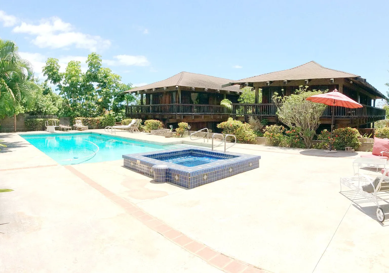 Very private, mostly furnished, rustic Maui Meadows home with large pool, walk around deck with p... — Photo 2