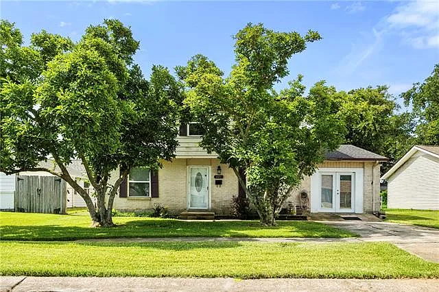 421 Holy Cross Pl — Photo 1