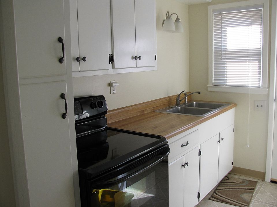 Kitchen black stove sink/counter