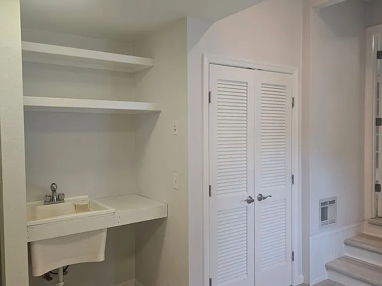 1068 Sharon Dr — Photo 12