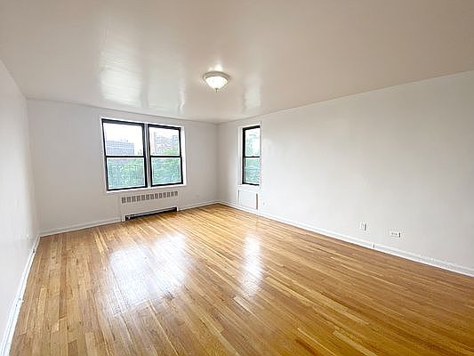 3rd image of 4475 Henry Hudson Pkwy W #4D