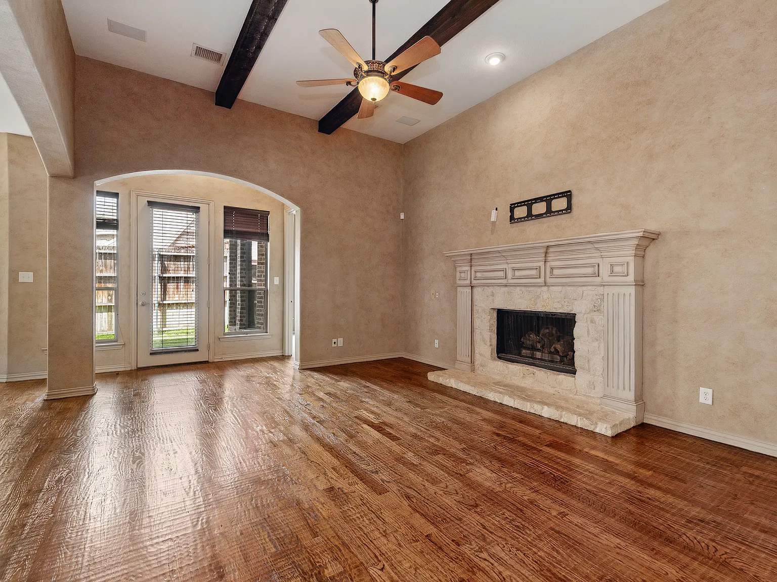 3 bed, 2.5 bath, 3561 sqft, $3,800 — Photo 4
