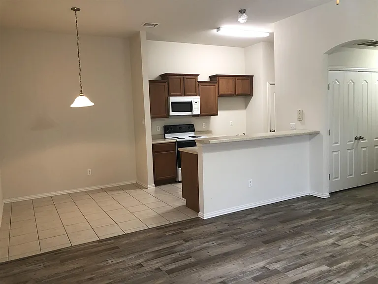 300 Robin St — Photo 3