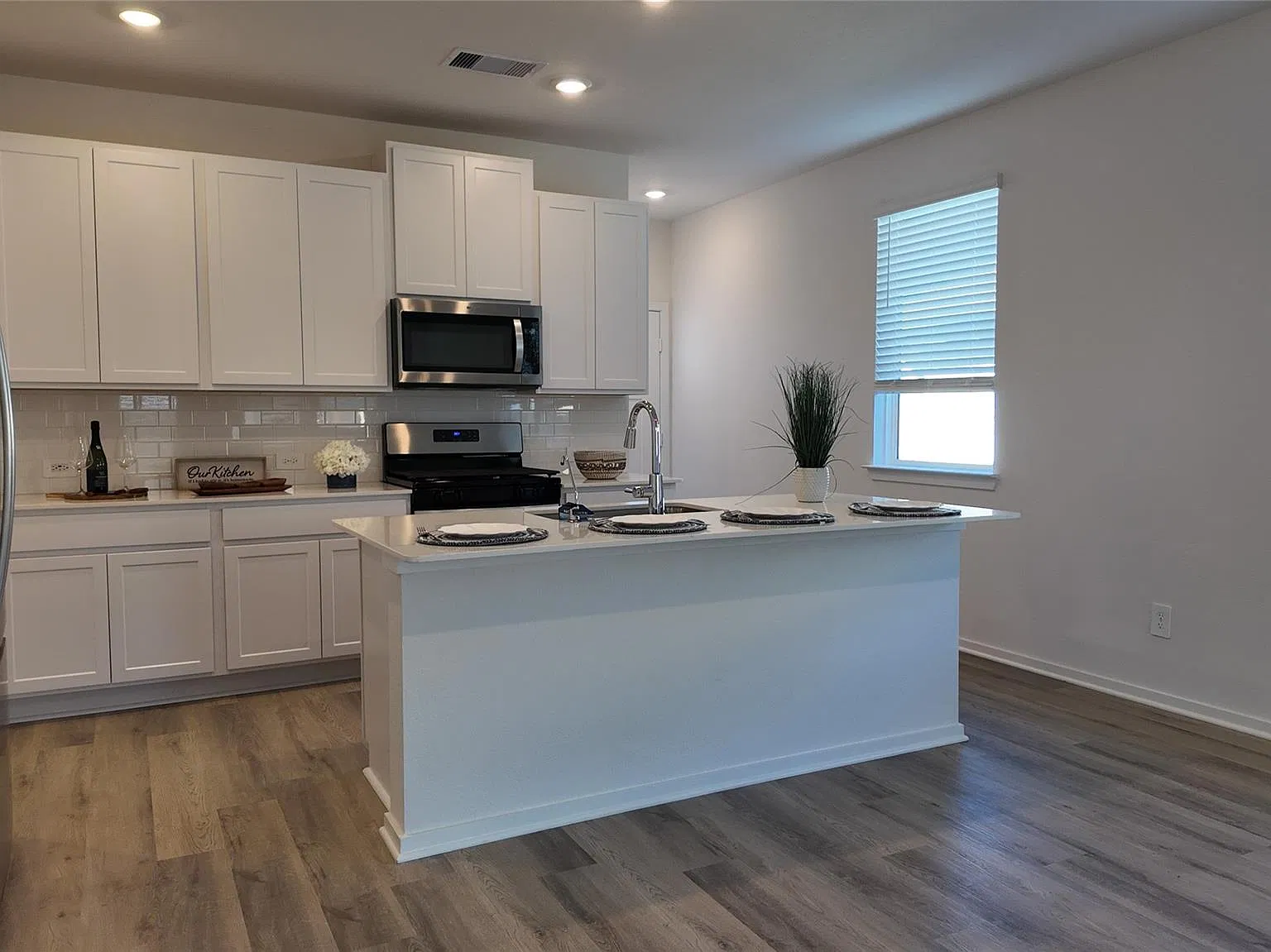 3 bed, 2.0 bath, 1428 sqft, $1,850 — Photo 4