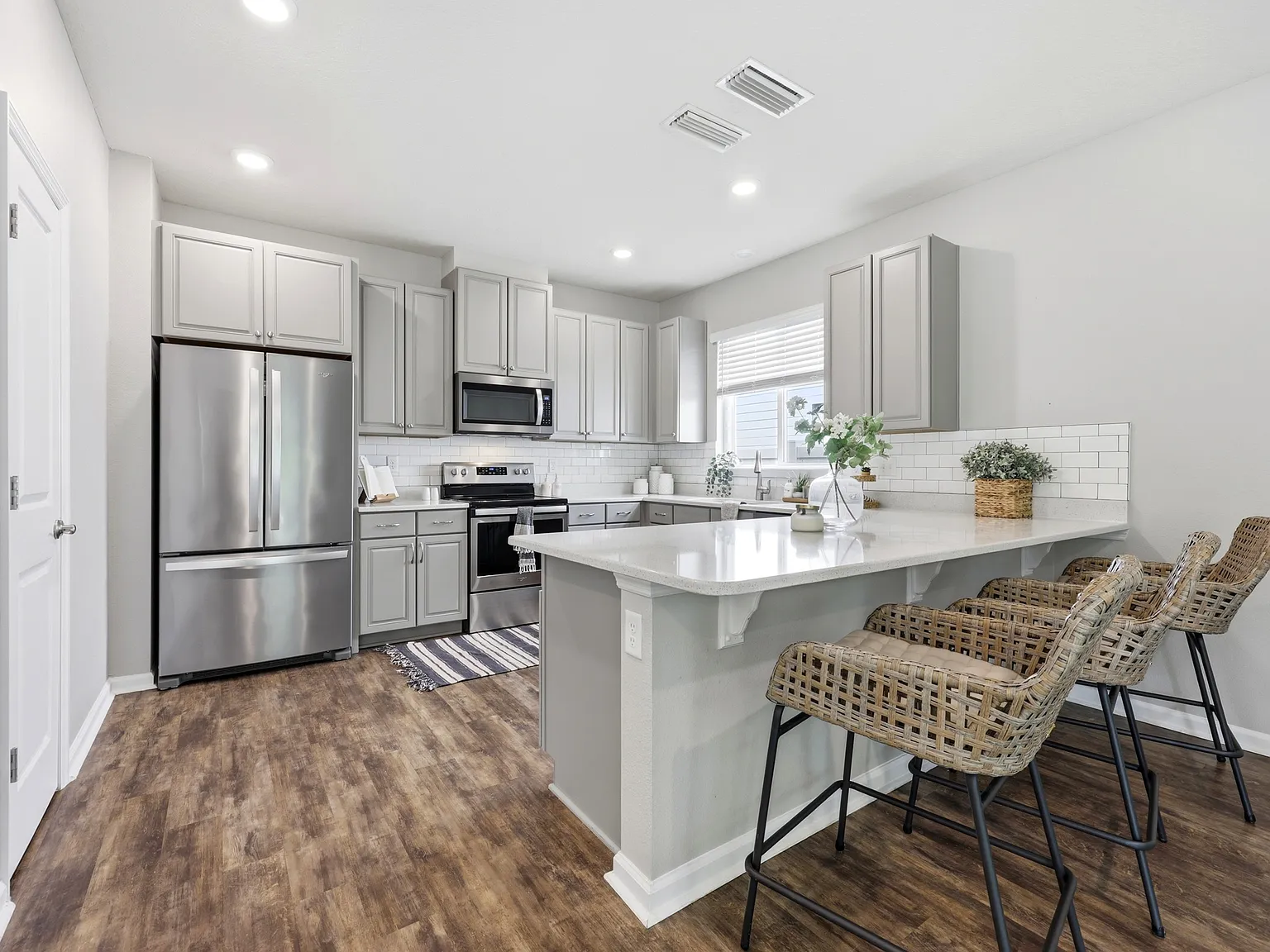 3 bed, 2.5 bath, 2393 sqft, $3,200 — Photo 4