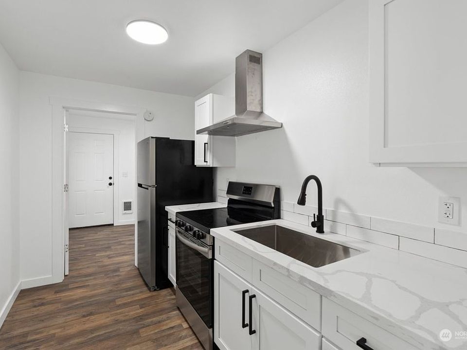 1st image of 114 N Gold St APT 2